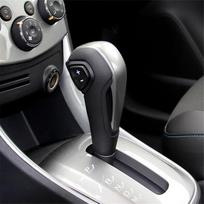 Automatinis kairiarankio vairuotojo pavarų perjungiklio rankenėlė Chevrolet Aveo 2011-2017 Trax 2014-2017 95179701 black