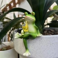 Juokinga geriančios varlės statulėlė, Sherum dervos pakabinamo vazono apkabintojas, skulptūra sodui, kaprizinga lauko Vianys varlės figūrėlė, vazono ornamentas sitting