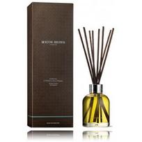 Molton Brown Coastal Cypress & Sea Fennel Aroma Reeds Diffuser namų kvapas su lazdelėmis - 150 ml.