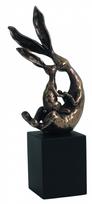 Du triušiai ant kubo. Aukštis: 19cm.