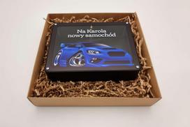 Vardinė taupyklė vaikams su mėlynu sportiniu automobiliu – Juoda