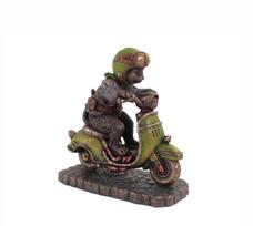 Katinas su motoroleriu. Išmatavimai: 14x7x14cm.