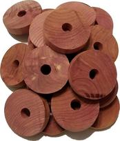 Cedar Naturals spintos blokeliai – 100 % natūralūs raudonojo kedro medžio žiedai, skirti drabužiams laikyti [30 pak.]