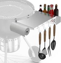 tikfire BBQ šoninis staliukas "Weber" 57 cm virdulinei kepsninei ir "Master-Touch" medžio anglių kepsninei, šoninis staliukas su ritinių laikikliu ir 4 kabliukais kepsninės reikmenims, laikymo staliukas, virdulinės kepsninės priedai
