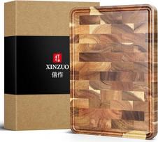 XINZUO medinė pjaustymo lenta iš akacijos medienos (35 x 25 x 2,6 cm), medinė lenta, virtuvės pjaustymo lenta su neslystančiomis kojelėmis, įmontuotomis rankenomis ir sulčių grioveliu, praktiška virtuvės pagalbinė priemonė