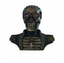 Skeletas su uniforma ir slaptu stalčiuku. Aukštis: 18cm.