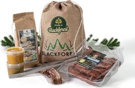 Grilio dovanų rinkinys iš 7 dalių džiuto maišelyje - "Black Forest" patiekalai su grilio žnyplėmis, šonine, ūkininkų dešrelėmis, padažais ir duonos kepimo mišiniu - dovana vyrams ir grilio gerbėjams