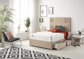 "Bed Centre Flexby Divan" lovos komplektas su "Memory Foam" spyruokliniu čiužiniu, 2 stalčiais ir įvairių audinių bei spalvų galvūgaliu, 90, 122, 152, 152 ir 180 cm (140 cm)