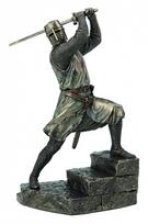 Kryžiuotis su kalaviju. Aukštis: 31cm.