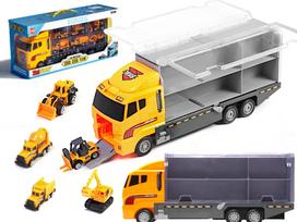 TIR transporteris su automobilių paleidimo rampa ir metalinėmis statybinėmis mašinėlėmis