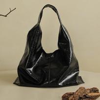 Nauja moteriška minkšta PU odinė rankinė Prabangaus dizaino pažastys Hobo pečių krepšys Sankaba Kasdienis didelės talpos koldūnų maišelis 42x11x27cm juoda