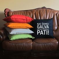 Dekoratyvinė pagalvėlė "Kas šeimoj galva moteris sprendžia pati!"