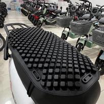Universalus silikoninis motociklo ir motorolerio sėdynės užvalkalas - kvėpuojantis, atsparus karščiui, amortizuojantis, paruoštas vasarai.