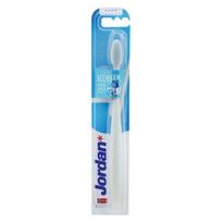 Jordan Clean Between Ultra Soft Toothbrush Ypač minkštas dantų šepetėlis, White