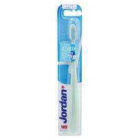 Jordan Clean Between Ultra Soft Toothbrush Ypač minkštas dantų šepetėlis, Green