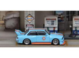 Street Weapon Modeliukas 1/64 BMW E30 *Gulf*, blue/orange (yra Sandėlyje)