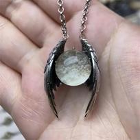 Naujas Ghost Wing Crystal Retro Kaklo Papuošalas yra madingas, unikalus ir personalizuotas. Tai senovinis pakabukas ir pakabuko aksesuaras