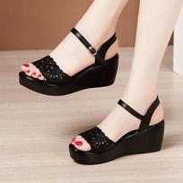 New 2025 Summer Chunky Platform Wedges Shoes Soft Leather Medium Heels Sandals Women Floral Cutout Black Beach Sandal Mom 32 juoda