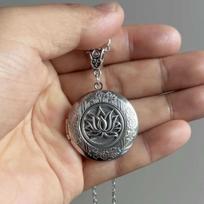 Vintažinis medalionas, Gėlių lotoso žiedo nuotraukų medalionas, Nerūdijančio plieno grandinėlė, Originalus pakabukas