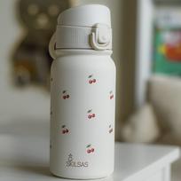 „Skilsas“ vaikiška nerūdijančio plieno gertuvė su dviem dangteliais – praktiškas pasirinkimas kiekvienai dienai (Vyšnios), 350 ml