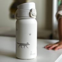 „Skilsas“ vaikiška nerūdijančio plieno gertuvė su dviem dangteliais – praktiškas pasirinkimas kiekvienai dienai (Miškas), 350 ml