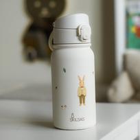 „Skilsas“ vaikiška nerūdijančio plieno gertuvė su dviem dangteliais – praktiškas pasirinkimas kiekvienai dienai (Miško gyvūnai), 350 ml