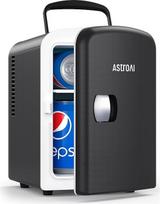"AstroAI 2-in-1" mini šaldytuvas, 4 litrų, su aušinimo ir šildymo funkcija, 12 V, naudojantis cigarečių žiebtuvėlį, ir 230 V kištukinį lizdą, skirtas automobiliams, biurams ir bendrabučiams.