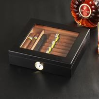 Kedro medžio cigarų dėžutė su drėkintuvu ir higrometru - humidor - juodas