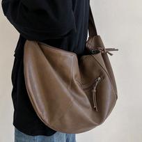 Stilinga koldūno formos PU crossbody krepšys vyrams, tinkamas kasdieniams pasivaikščiojimams ir didelio talpumo poreikiams kava