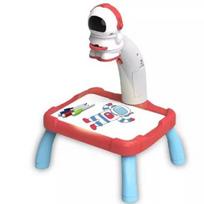 Astronauto formos projektorius su projektorno stalu.