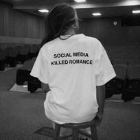 2025 Socialinė žiniasklaida nužudė romantiką Vasariniai marškinėliai moterims Estetiški Valentino dienos atspaudai Marškinėliai porai Medvilniniai marškinėliai Viršūnės Drabužiai Marškinėliai S