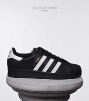 Moteriški kedai laisvalaikiui Adidas Originals Superstar, juoda / balta / auksinė spalva
