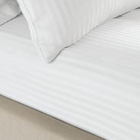 Baltos spalvos iš damasko paklodė su guma 150x200 cm Satin Stripe – Catherine Lansfield