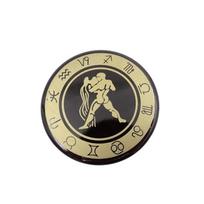 Vandenio zodiako šaldytuvo magnetas – emaliuotas, auksinis, 6 cm