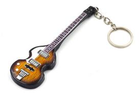 Bosinės gitaros raktų pakabukas iš mahagono – McCartney, The Beatles
