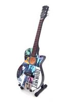 Mini dekoratyvinė mahagoninė gitara, kolekcinė 24,5 cm, Taylor Swift gerbėjams