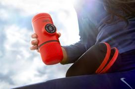 WACACO NANOPRESSO LAVA RED rankinis maltos kavos aparatas su dėklu, raudona
