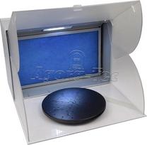 "Agora-Tec® AT-ASK-01 Airbrush Spray Booth" ištraukimo sistema su 4,3 m³ ištraukimo našumu ir tik 52 dB, įskaitant apšvietimą ir sukamąjį stalą kaip priedus ir dažų kabiną, skirtą aerografinių modelių gamybai