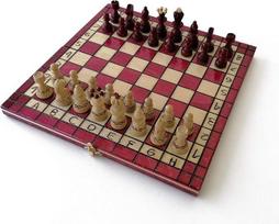 Šachmatų žaidimas - rankų darbo, pagamintas iš lakuotos šermukšnio medienos, nekenksmingas aplinkai, šachmatų lentos dydis: 31,5 x 31,5 cm, sulankstoma lenta, kelioninis žaidimas, prekės ženklas "Le Delirant®".