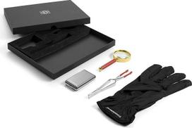 "Leuchtturm 370110 Gift-It Numismatics Gift Set" - 4 dalių monetų kolekcionierių reikmenys su pirštine, pincetu, didinamuoju stiklu ir svarstyklėmis
