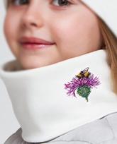 Siuvinėjimo rinkinys kryželiu: Kamanė ant gėlės – pilnas komplektas