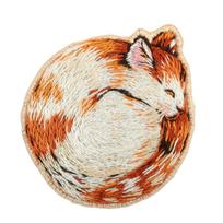 Žavingas siuvinėjimo kryželiu rinkinys sagės „Mieganti katė“, 4,5×4,5 cm