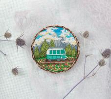 Kryželiu siuvinėjimo rinkinys segė „Kelionė ant ratų“ – 5,5 × 5,5 cm