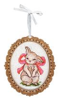 Siuvinėjimo rinkinys ant medinio pagrindo – mielas zuikutis su kaspinu 10×9 cm