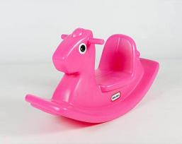 "Little Tikes" supamasis žirgas - žaislas mažiems vaikams su patogiomis rankenomis ir tvirtu balneliu. Patvarus, stabilus, saugus vaikams, skirtas naudoti patalpose ir lauke. Purpurinės spalvos supamasis arklys vaikams nuo 18 mėn.