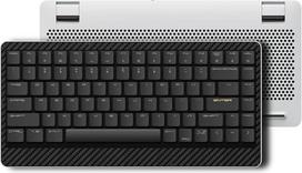 "Edge" žemo profilio mechaninė klaviatūra, 75 % įkraunama ir laidinė jungtis langams, "Mac/POM" jungikliams 2.0, anglies pluošto viršutinis korpusas, MG lydinys (sidabro spalvos metalikas), JAV išdėstymas