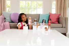 BARBIE TWINNING LOOKS šviesiaplaukės lėlės ir šunelio rinkinys (JFP36)