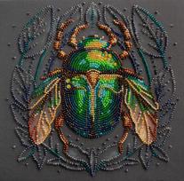 Karoliukų siuvinėjimo rinkinys „Smaragdinis vabalas“, 20x20 cm