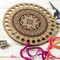 Siuvinėjimo kryželiu rinkinys – siūlų organizatorius iš dirbtinės odos 15×15 cm (Wonderland Crafts)