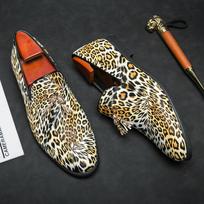 Fashion New Gentleman Leopard Tassels Patent Leather Chelsea Formal Shoes For Men Wedding Prom Homecoming Flats Sapato Social Masculino 43 beige